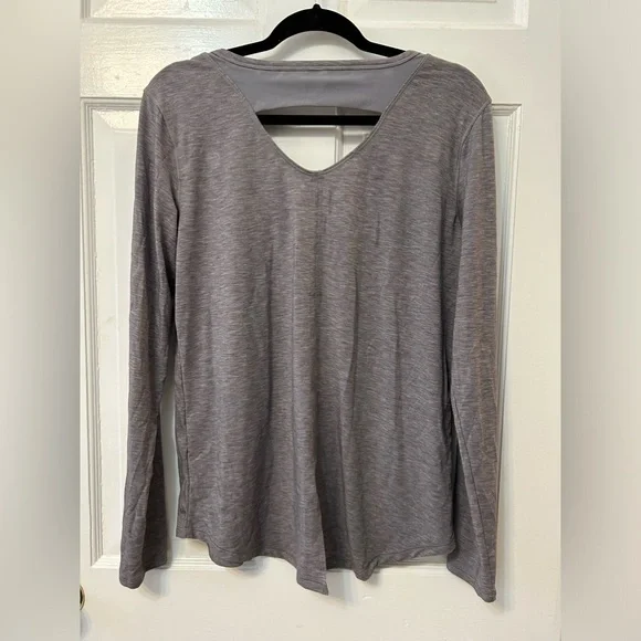 Under Armour Women’s Long-Sleeve Workout Top Split Back Mesh Detail Cut Out Sz M - Picture 1 of 11